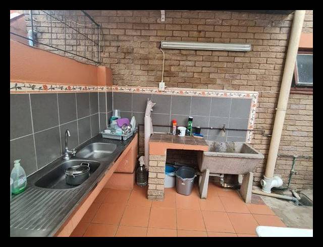 5 BEDROOM HOUSE FOR SALE IN OVERPORT